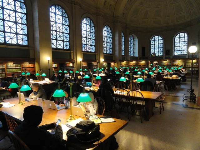boston public library, boston, massachusetts, människor, interiör, inuti, bord, stolar, lampor, belysning, arkitektur, landmärke, studerar, läsning, utbildning, reflektioner, brun utbildning, brun bibliotek, brun läsa, brun studie, brun studera, brun inredning. Byråupphandling för svenska företag: krav, avtal och kostnader